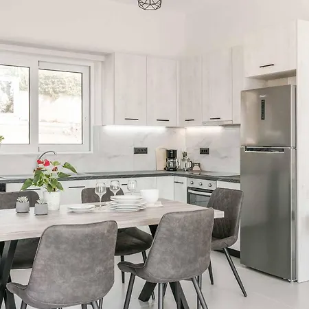 De Famelia فيلة Mousata